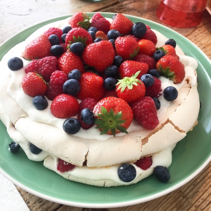 Pavlova met rood fruit en limoenvulling - recept